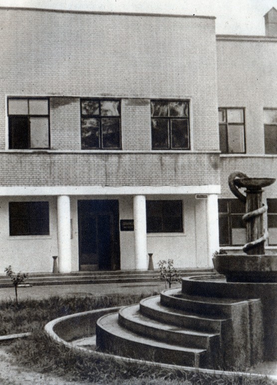 Здание медсанчасти Болшевской трудовой коммуны, середина 1930-х годов («Болшевцы», 1936)
