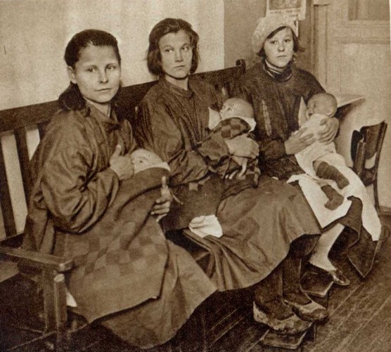 Коммунарки с детьми, середина 1930-х годов («Болшевцы», 1936)