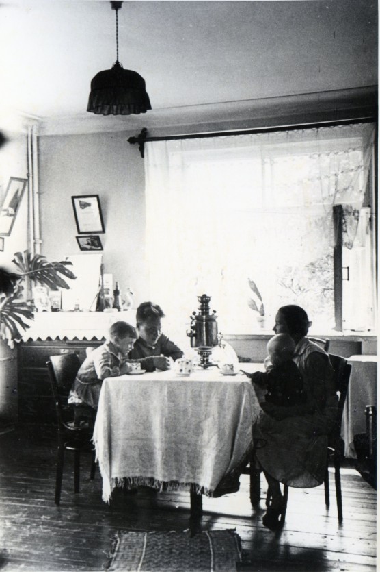 В одной из квартир Дома-общежития для семейных членов коммуны (Фото С. Фридлянда. «СССР на стройке», № 4, 1934)