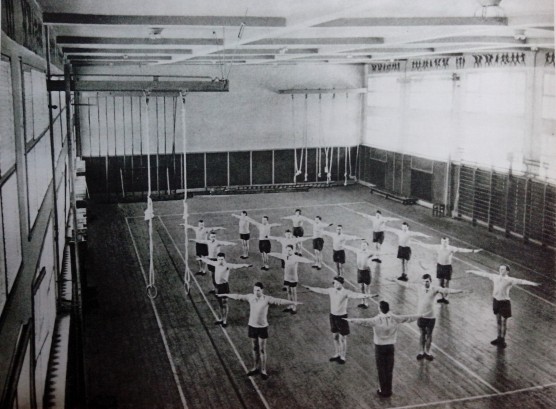 Спортивный зал учебного комбината, 1934 год (Фото С. Фридлянда. «СССР на стройке», № 4, 1934)