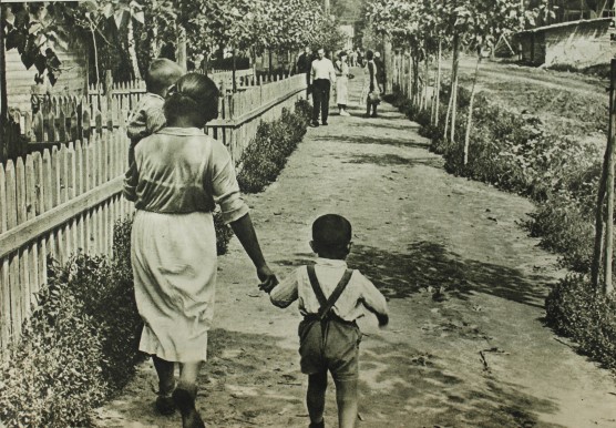 В посёлке Болшевской трудовой коммуны, 1934 год (Фото С. Фридлянда. «СССР на стройке», № 4, 1934)